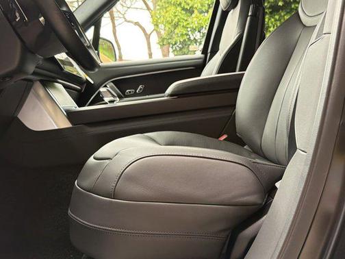 Obsidian Black SV Bespoke Ultra Metallic Satin 2026 Land Rover Range Rover P530 SE 7 Seat