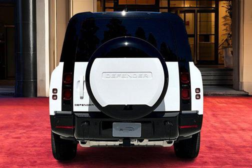 2025 Land Rover Defender 130 P400 X-Dynamic SE