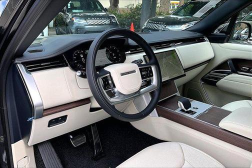 2026 Land Rover Range Rover P550e SE