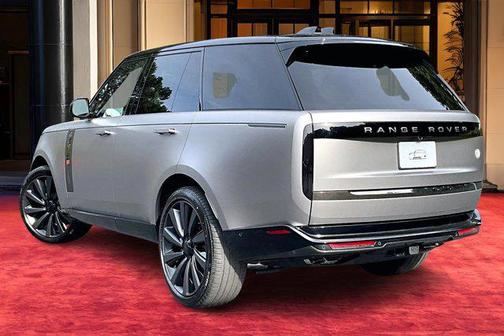 2026 Land Rover Range Rover P615 SV