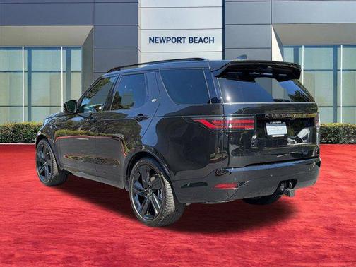 Santorini Black Metallic 2026 Land Rover Discovery Dynamic SE
