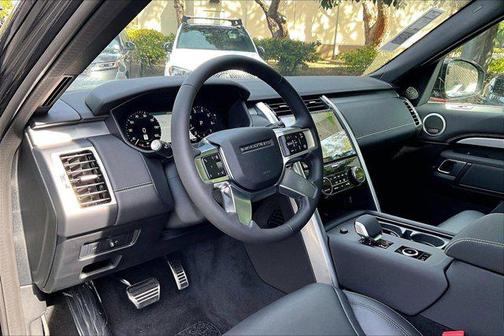 Carpathian Grey Premium Metallic 2026 Land Rover Discovery Dynamic SE