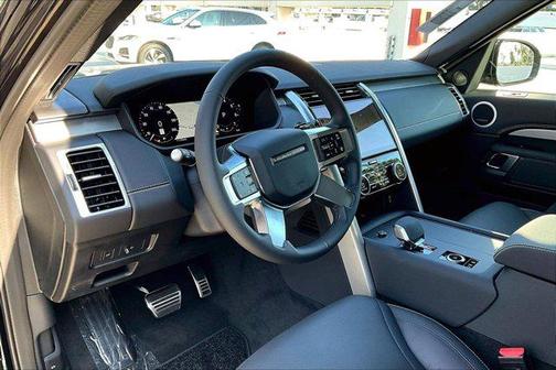 1ag/Black 2026 Land Rover Discovery Gemini Edition