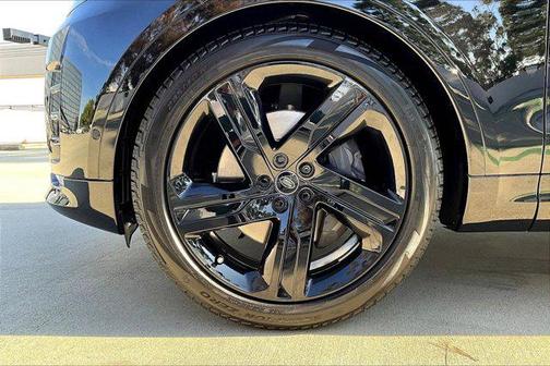 1ag/Black 2026 Land Rover Discovery Gemini Edition