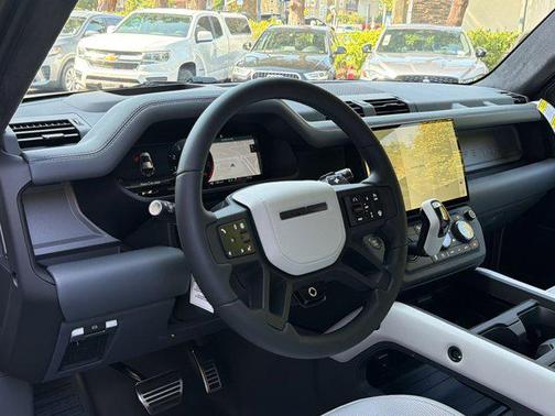 1cn/Gray 2026 Land Rover Defender P635 OCTA
