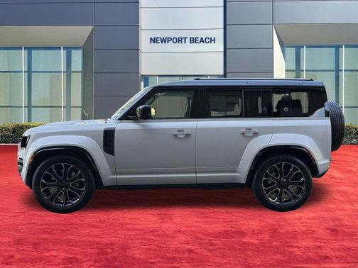 1cn/Gray 2026 Land Rover Defender P635 OCTA