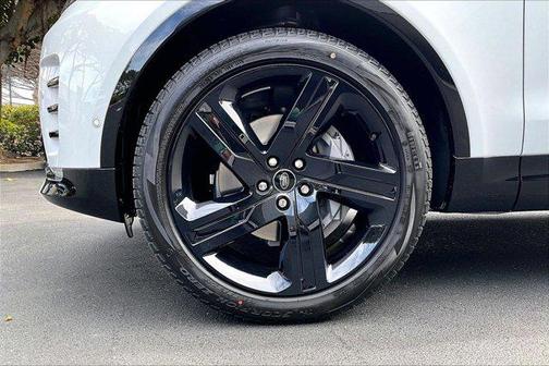 1aa/White 2026 Land Rover Discovery Dynamic SE