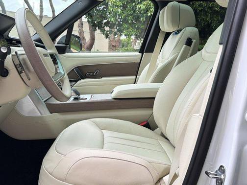 1aa/White 2026 Land Rover Range Rover P530 Autobiography