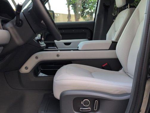 Santorini Black Metallic 2026 Land Rover Defender X-Dynamic SE