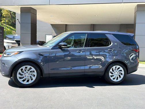 Varesine Blue Metallic 2025 Land Rover Discovery P300 S
