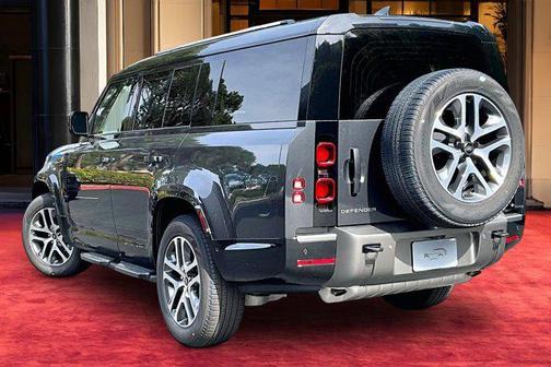 2025 Land Rover Defender 130 P400 X-Dynamic SE