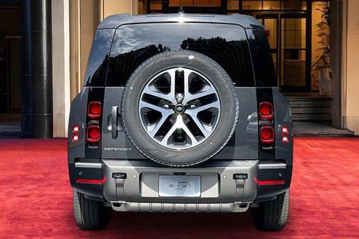 2025 Land Rover Defender 130 P400 X-Dynamic SE