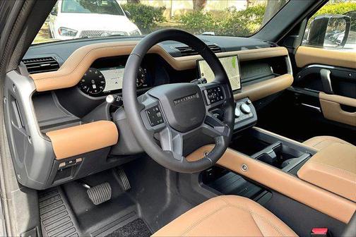 2025 Land Rover Defender 130 P400 X-Dynamic SE