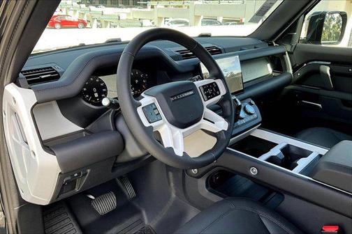 2025 Land Rover Defender 130 P400 X-Dynamic SE