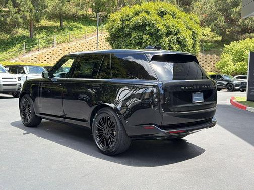 Santorini Black 2026 Land Rover Range Rover P400 SE 7 Seat