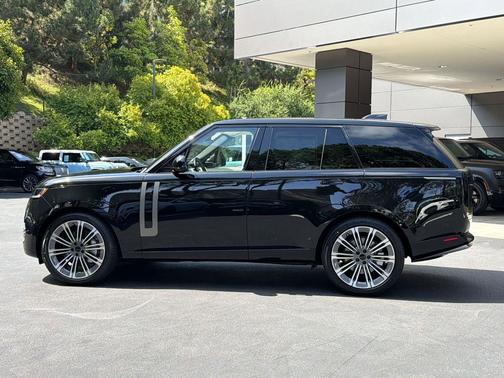 Santorini Black 2026 Land Rover Range Rover P530 SE