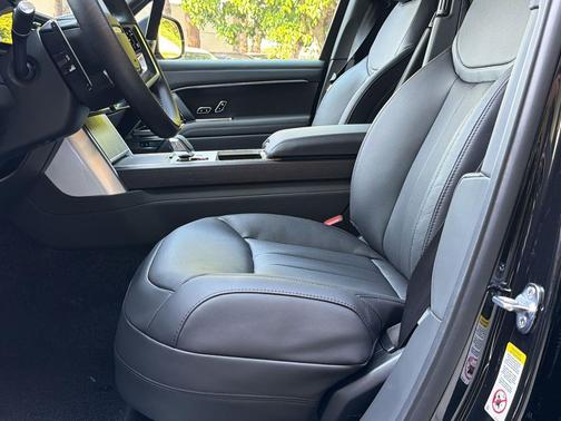 Santorini Black 2026 Land Rover Range Rover P400 SE 7 Seat