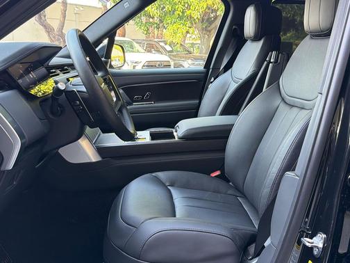 Santorini Black 2026 Land Rover Range Rover P400 SE 7 Seat