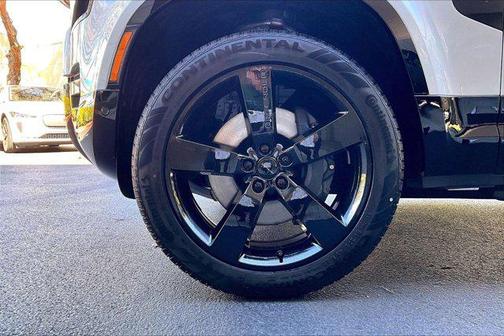 1aa/White 2026 Land Rover Defender P400 X-Dynamic SE