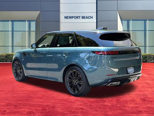 Giola Green Metallic 2026 Land Rover Range Rover Sport SE