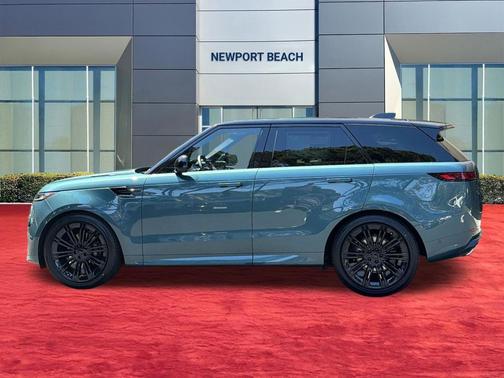 Giola Green Metallic 2026 Land Rover Range Rover Sport SE