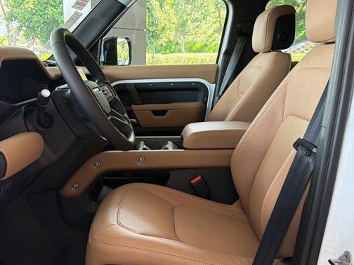1aa/White 2026 Land Rover Defender P400 X-Dynamic SE