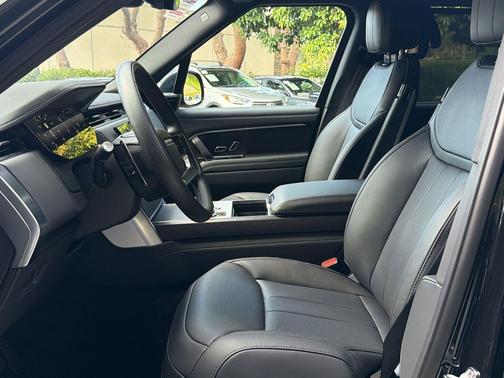 Santorini Black 2026 Land Rover Range Rover P400 SE 7 Seat