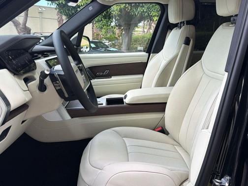 Santorini Black 2026 Land Rover Range Rover P400 SE 7 Seat