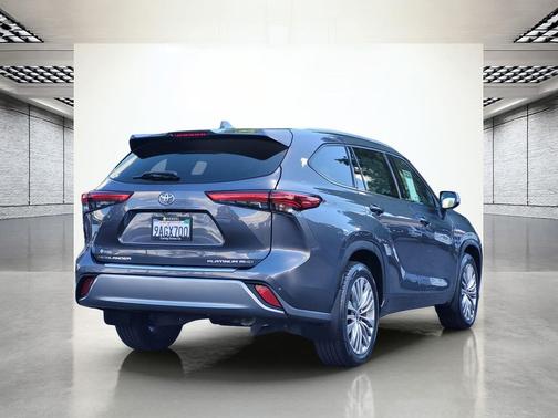 Magnetic Gray Metallic 2022 Toyota Highlander Platinum