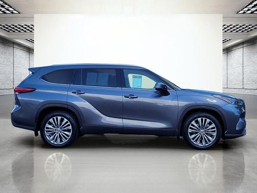 Magnetic Gray Metallic 2022 Toyota Highlander Platinum