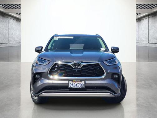 Magnetic Gray Metallic 2022 Toyota Highlander Platinum