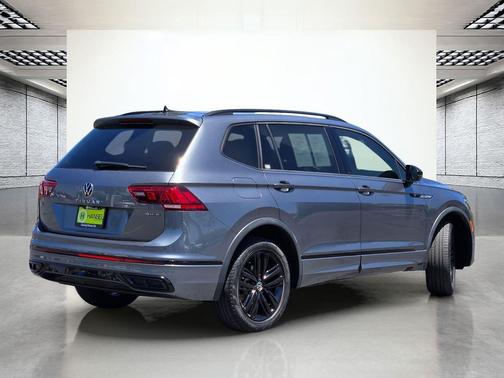 Platinum Gray Metallic 2022 Volkswagen Tiguan 2.0T SE R-Line Black 4MOTION
