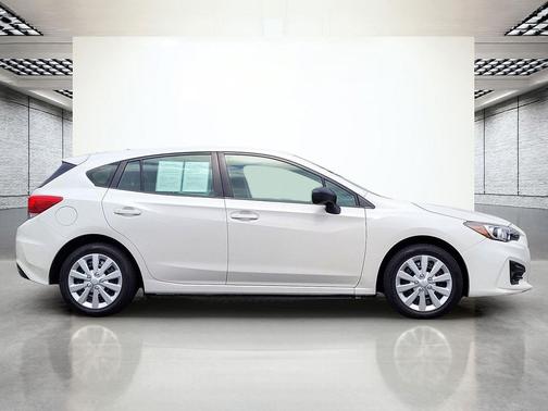 Crystal White Pearl 2019 Subaru Impreza 2.0i