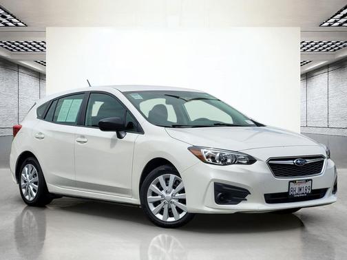 Crystal White Pearl 2019 Subaru Impreza 2.0i