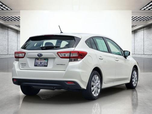 Crystal White Pearl 2019 Subaru Impreza 2.0i