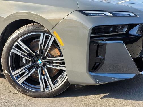 2026 BMW 750e i xDrive