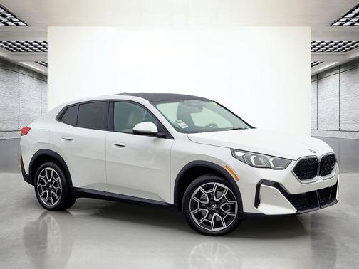Mineral White Metallic 2025 BMW X2 xDrive28i