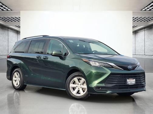 2022 Toyota Sienna LE
