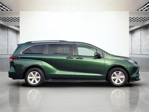 2022 Toyota Sienna LE