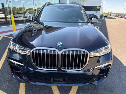 2022 BMW X7 M50i