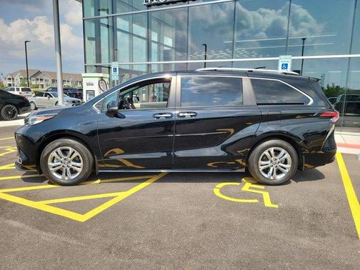 2023 Toyota Sienna Platinum 7 passenger