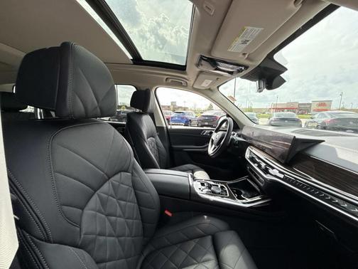 Black Sapphire Metallic 2024 BMW X7 xDrive40i