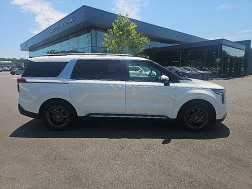 White 2025 Kia Carnival SX