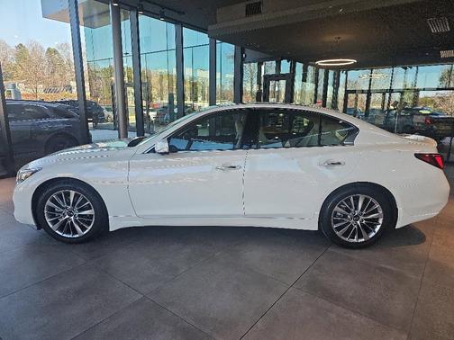 2023 INFINITI Q50 LUXE