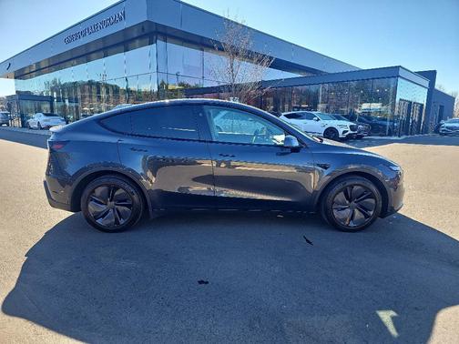 2026 Tesla Model Y PREMIUM