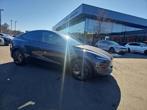 2026 Tesla Model Y PREMIUM