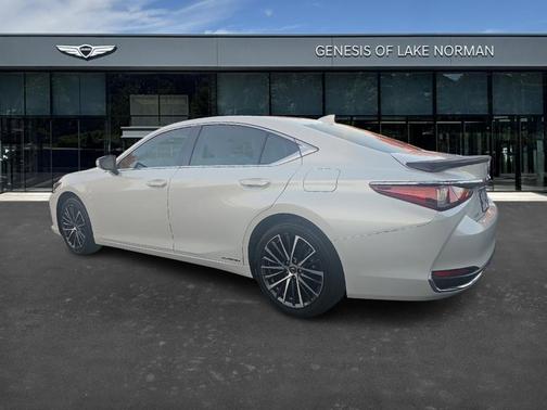 2022 Lexus ES 300h 