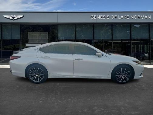 2022 Lexus ES 300h 