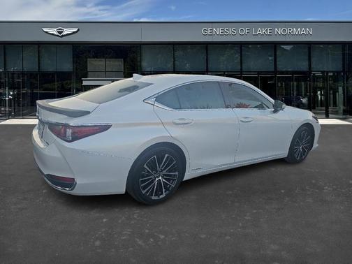 2022 Lexus ES 300h 