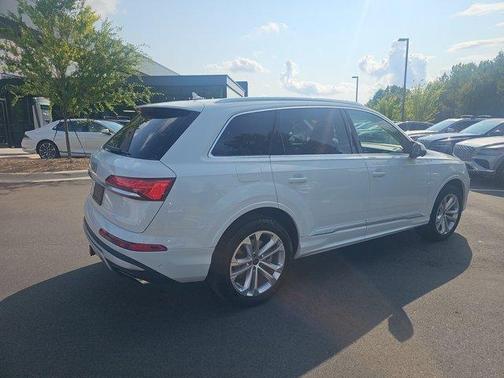 Glacier White Metallic 2025 Audi Q7 55 Premium